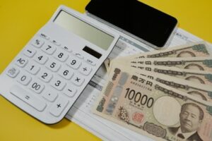 お金と電卓の画像